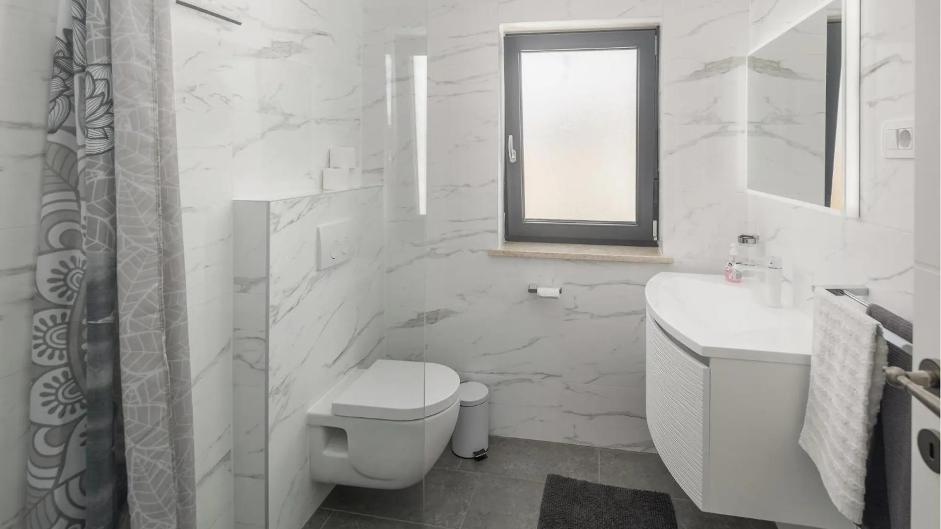 1 Bedroom Lovely Apartment In ポレッチ 0*,  クロアチア